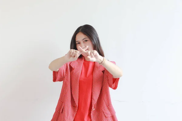 白い背景に隔離された拒絶または不承認のジェスチャーで赤い服を着ている美しいアジアの女性の肖像画 — ストック写真