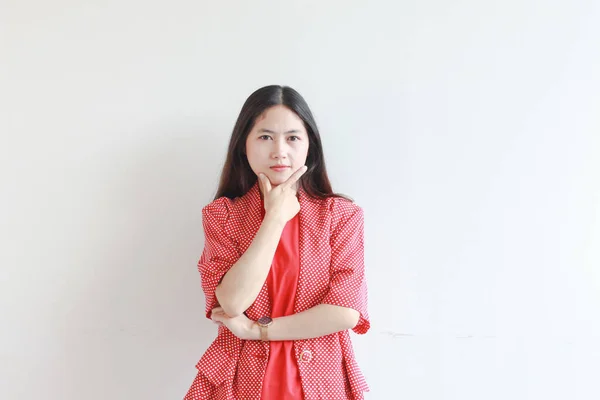 Portret Van Mooie Aziatische Vrouw Dragen Rode Outfit Met Denken — Stockfoto