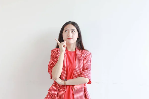 Retrato Bela Mulher Asiática Vestindo Roupa Vermelha Com Pensamento Expressão — Fotografia de Stock