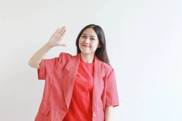 美丽的亚洲女人的肖像 身穿红色衣服 脸上挂着快乐的表情 背景是白色的 — 图库照片