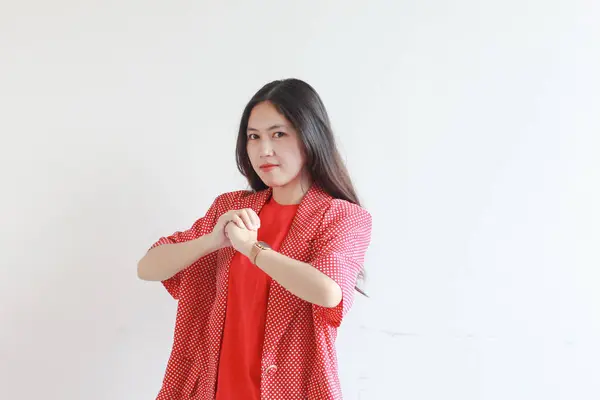 Retrato Hermosa Mujer Asiática Vistiendo Traje Rojo Con Puño Gesto —  Fotos de Stock