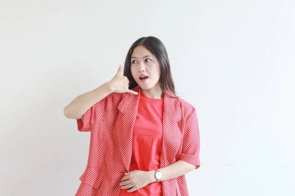 Potret Wanita Asia Cantik Mengenakan Pakaian Merah Dengan Isyarat Tangan — Stok Foto
