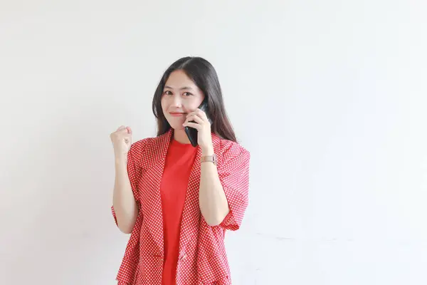 Porträt Der Schönen Asiatischen Frau Die Rotes Outfit Trägt Während — Stockfoto