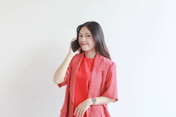 Porträtt Vacker Asiatisk Kvinna Bär Röda Kläder Samtidigt Ringa Med — Stockfoto