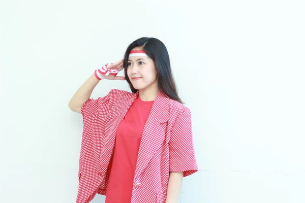 インドネシアの独立記念日を祝う赤い衣装を着た美しいアジアの女性の肖像画は 白い背景に隔離された敬意あるジェスチャーで ソフトフォーカス — ストック写真