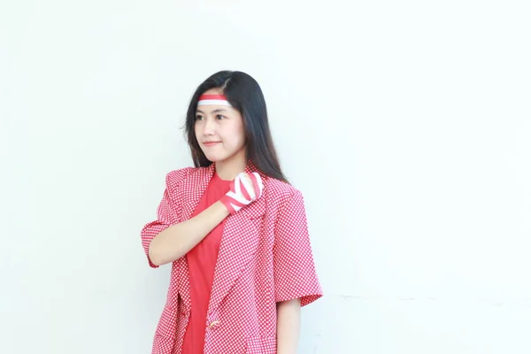 インドネシアの独立記念日を祝う赤い衣装を着た美しいアジアの女性の肖像画は 胸の隔離された白い背景に手のジェスチャー ソフトフォーカス — ストック写真