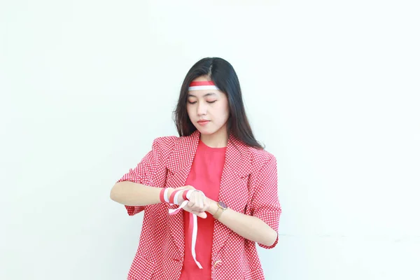 Potret Seorang Wanita Asia Mengenakan Pakaian Merah Mengikat Tangannya Dengan — Stok Foto