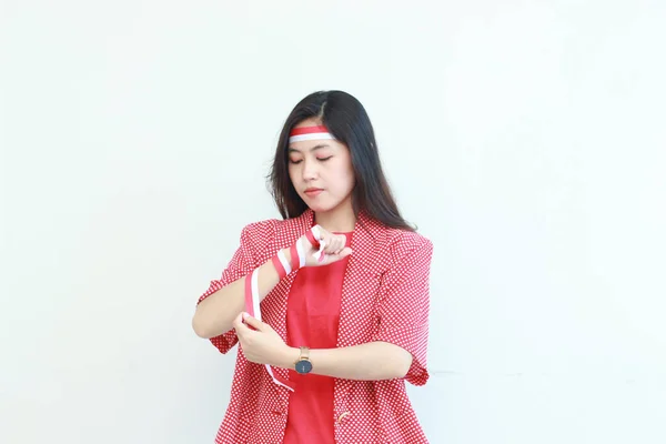Portret Van Een Aziatische Vrouw Een Rode Outfit Die Haar — Stockfoto