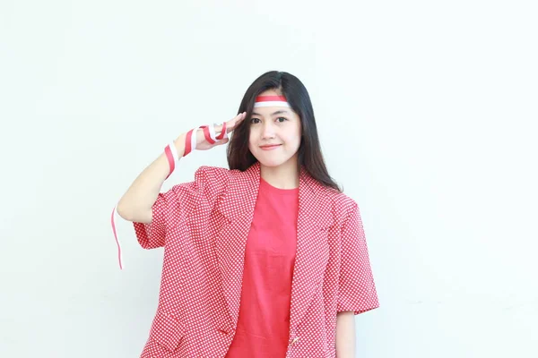在印度尼西亚独立日这天 身穿红色服装的美丽的亚洲女人的肖像 以一种与白色背景隔离的尊敬的姿态出现在人们面前 软焦点 — 图库照片