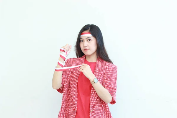 배경에 인도네시아의 맥락에서 리본으로 그녀의 빨간색 아시아 여자의 초상화 소프트 — 스톡 사진