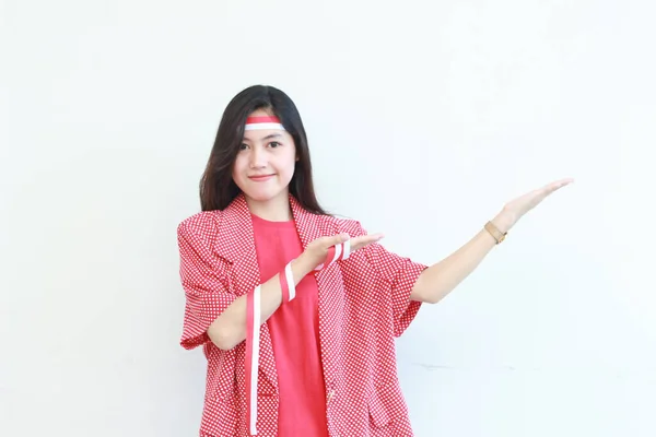 Портрет Красивої Азіатки Червоному Вбранні Святкує День Незалежності Індонезії Вказує — стокове фото
