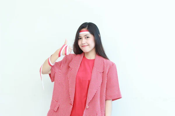 インドネシアの独立記念日を祝うために微笑んでいる間合意またはOkのジェスチャーで赤い服を着ている美しいアジアの女性の肖像画は白い背景を隔離しました — ストック写真