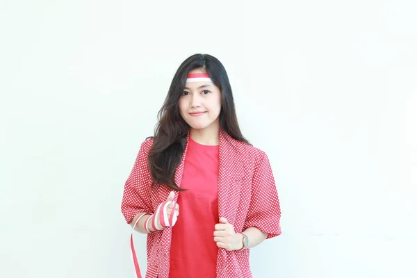 印尼独立日当天 一位身穿红色服装的亚洲女人的画像 脸上挂着因白色背景而孤立的微笑 — 图库照片