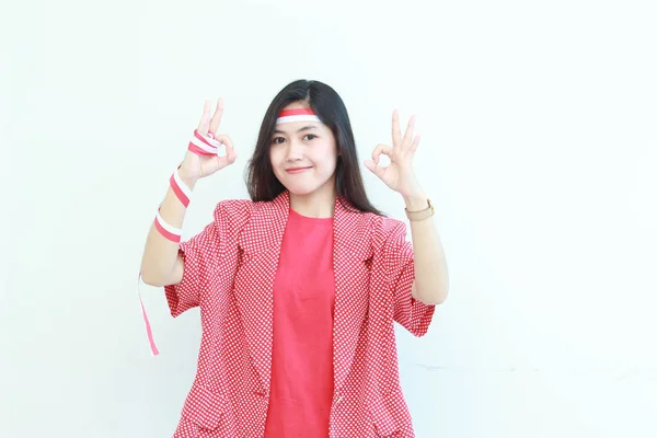 Porträt Der Schönen Asiatischen Frau Trägt Rotes Outfit Mit Zustimmen — Stockfoto