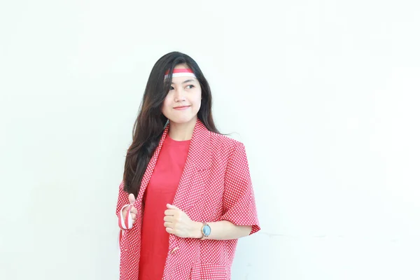インドネシアの独立記念日を祝う赤い衣装を着たアジア人女性の肖像画は 白い背景に孤立した微笑みを浮かべます — ストック写真