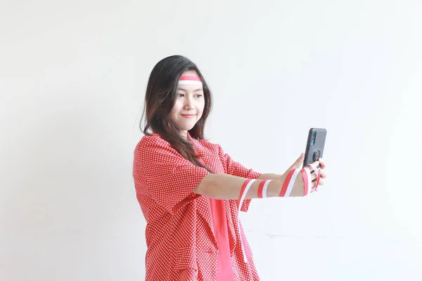 배경에 전화를 인도네시아 아시아 여자의 초상화 — 스톡 사진