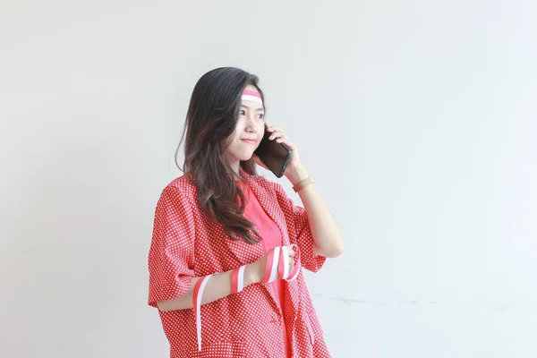 身穿红色服装的美丽的亚洲女人的肖像 在庆祝印度尼西亚独立日的同时 带着被白色背景隔离的微笑呼唤 — 图库照片
