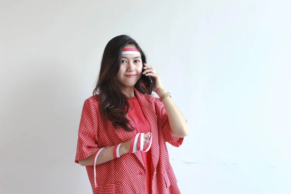 Portret Pięknej Azjatyckiej Kobiety Czerwonym Stroju Świętującej Dzień Niepodległości Indonezji — Zdjęcie stockowe