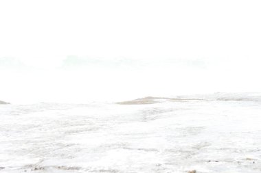 Sahilde kara bulutlu dalgalar.