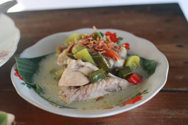 Bir kase Garang Asem, tipik bir Endonezya yemeği. İşlenmiş tavuk yemekleri muz yaprakları ve Hindistan cevizi sütüyle pişirilir, ekşi ve baharatlı tatların hakim olduğu..