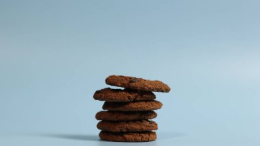 Parlak arka planda izole edilmiş çikolatalı kurabiyeler. Yemek konsepti fotoğrafı.