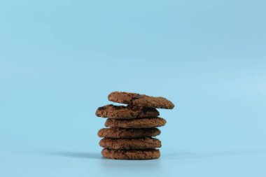 Parlak arka planda izole edilmiş çikolatalı kurabiyeler. Yemek konsepti fotoğrafı.