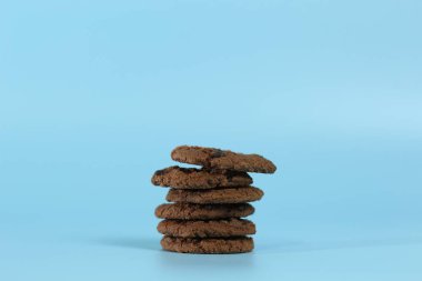 Parlak arka planda izole edilmiş çikolatalı kurabiyeler. Yemek konsepti fotoğrafı.