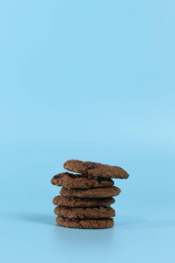 Parlak arka planda izole edilmiş çikolatalı kurabiyeler. Yemek konsepti fotoğrafı.