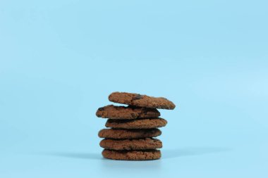 Parlak arka planda izole edilmiş çikolatalı kurabiyeler. Yemek konsepti fotoğrafı.