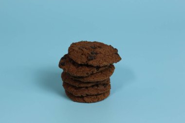 Parlak arka planda izole edilmiş çikolatalı kurabiyeler. Yemek konsepti fotoğrafı.