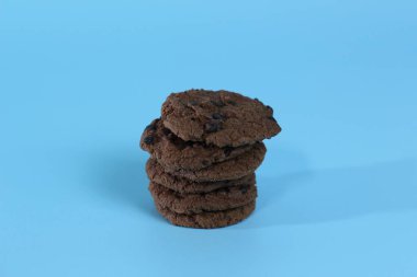 Parlak arka planda izole edilmiş çikolatalı kurabiyeler. Yemek konsepti fotoğrafı.