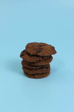 Parlak arka planda izole edilmiş çikolatalı kurabiyeler. Yemek konsepti fotoğrafı.