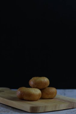 Tahtada üç altın rengi kızarmış ekmek. Lezzetli ve çıtır çıtır.