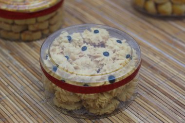 Kastengel kurabiyelerinin temiz bir kabın içinde yakın çekimi. Lezzetli görünüyorlar ve her durum için mükemmeller..