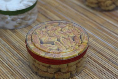 Lezzetli Kastengel kurabiyeleriyle dolu temiz bir kavanoz. Bu geleneksel Endonezya hamur işleri tereyağlı, peynirli ve çıtır çıtır dokularıyla bilinir..