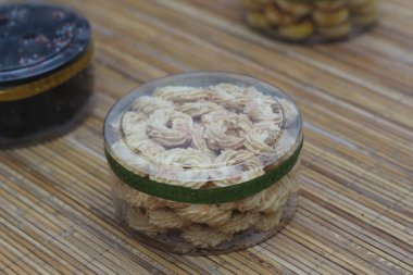 Kastengel kurabiyelerinin ahşap bir arka plandaki temiz bir kabın içinde yakın plan görüntüsü