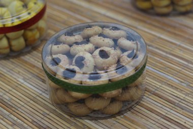 Lezzetli Kastengel kurabiyeleriyle dolu temiz bir kavanoz. Tatil için mükemmel..