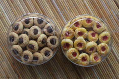 Çeşitli kurabiyelerle dolu iki cam kavanoz, çikolata ve çilek. Harika bir ev yapımı ikram..