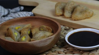 Lezzetli soslu çıtır Pempek. Endonezya sokak yemekleri.