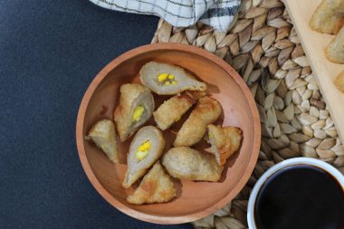 Tahta kasede servis edilen çıtır Pempek Palembang. Endonezya sokak yemeklerini denemelisin..