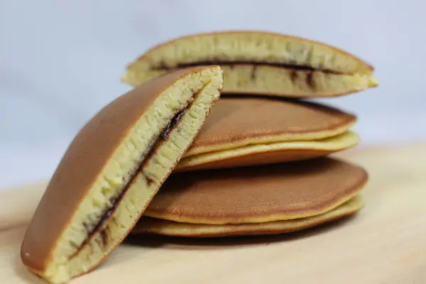 Baştan çıkarıcı ev yapımı çikolatalı dorayaki krepleri. Tatlı, lezzetli ve mükemmel bir ikram..