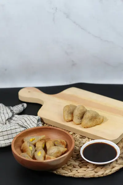Popüler bir Endonezya atıştırmalığı olan Pempek 'in çekici bir görüntüsü. Lezzetli bir sosla servis ediliyor. Afiyet olsun!