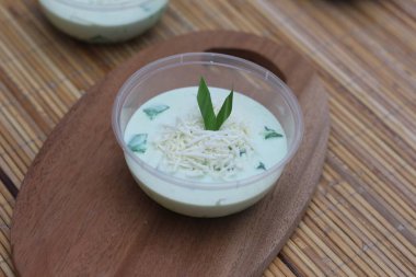 İnce dilimlenmiş peynir ve taze pandan yapraklarıyla kaplı enfes bir Endonezya pandan pudingi. Ferahlatıcı ve lezzetli bir ikram.!