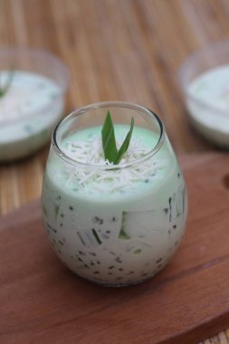 Bardakta nefis bir pandan sago tatlısının yakın çekimi. Ferahlatıcı aromalı kremalı dokular..