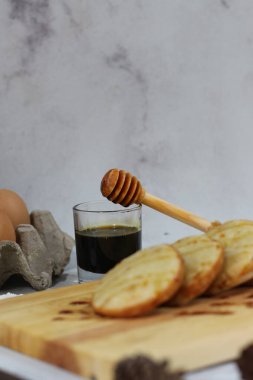 Bal balığı, kahve ve lezzetli kurabiyelerin hoş bir görüntüsü. Mükemmel bir sabah ziyafeti!