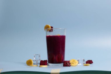 Muz ve kırmızı ejderha meyveli sağlıklı taze meyve suyu. Parlak arka planda izole edilmiş bardaklarda. sağlıklı diyet fotoğrafı konsepti.