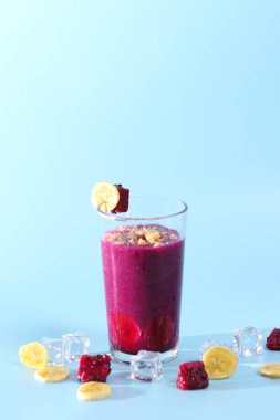 Muz ve kırmızı ejderha meyveli sağlıklı taze meyve suyu. Parlak arka planda izole edilmiş bardaklarda. sağlıklı diyet fotoğrafı konsepti.