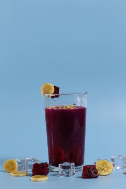 Muz ve kırmızı ejderha meyveli sağlıklı taze meyve suyu. Parlak arka planda izole edilmiş bardaklarda. sağlıklı diyet fotoğrafı konsepti.