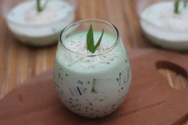 Endonezya Pandan Cendol 'u, pandan aromalı ve yeşil jöleli kremalı hindistan cevizi sütü tatlısı..