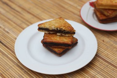 Beyaz tabakta bir yığın çikolata dolu kraker. Lezzetli ve tatlı.
